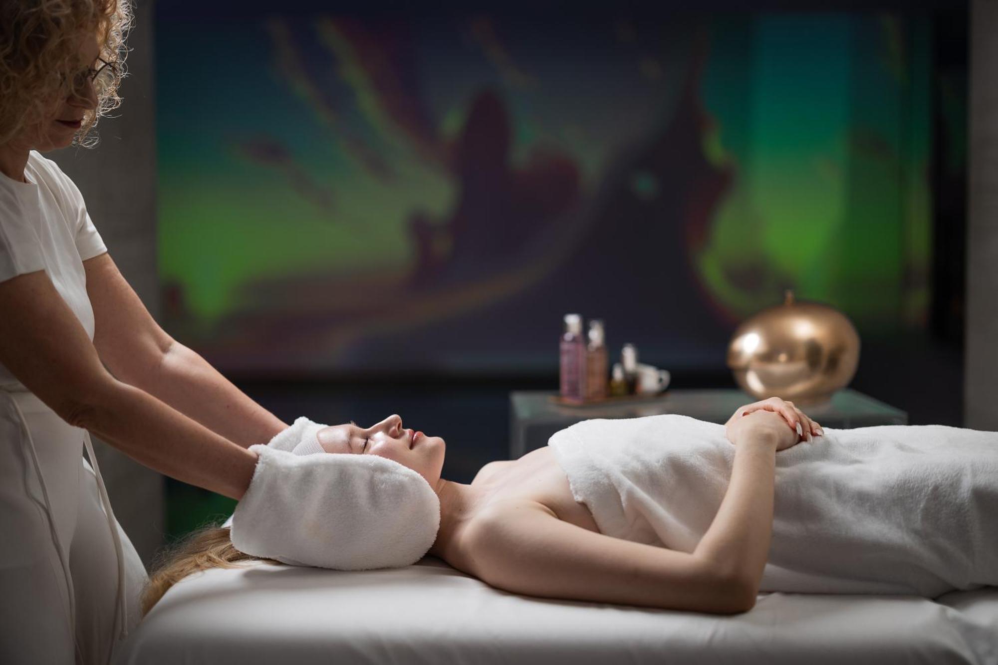 Helvetia&Bristol Firenze - Starhotels Collezione Eksteriør bilde A woman receiving a facial treatment