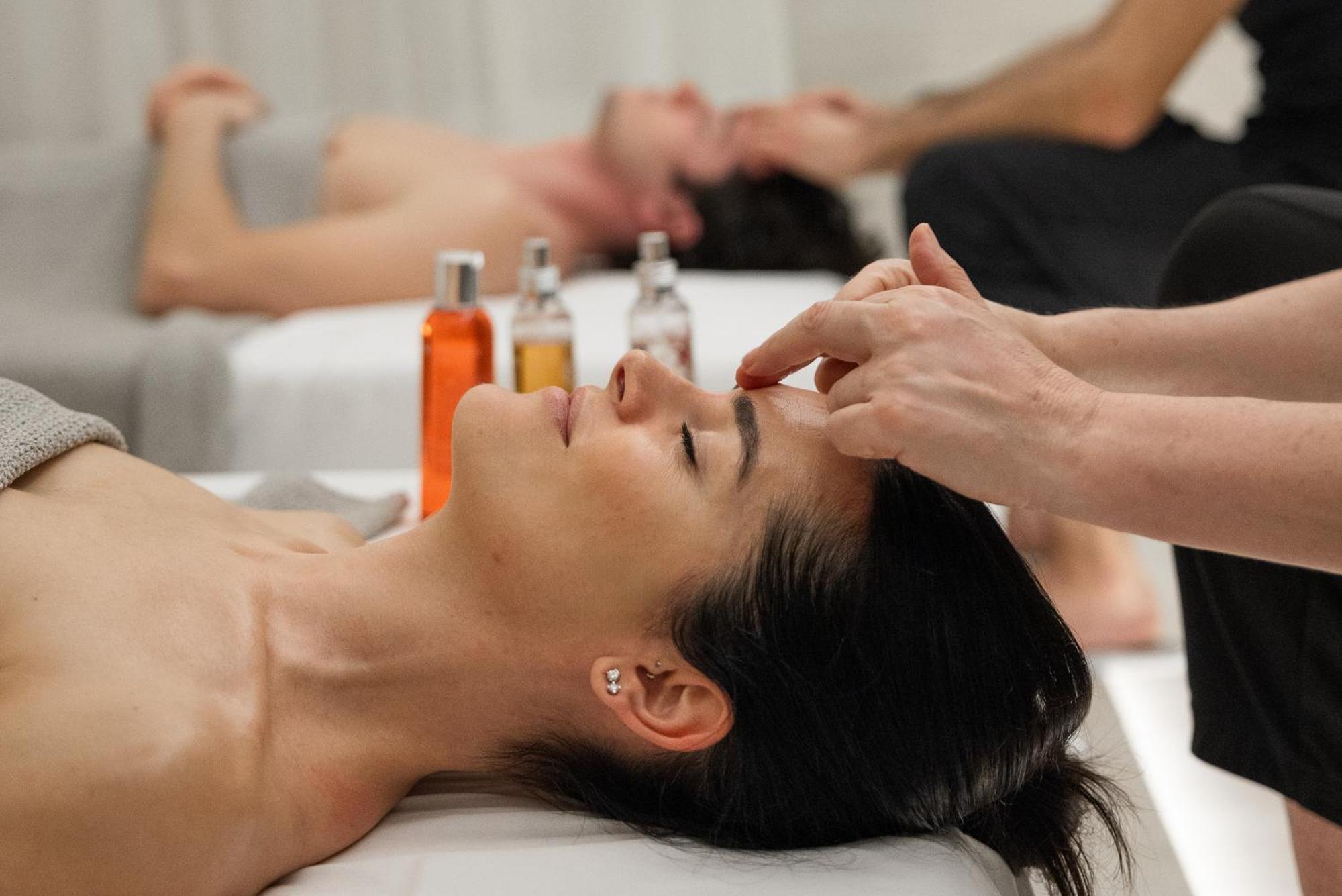 Helvetia&Bristol Firenze - Starhotels Collezione Eksteriør bilde A woman receiving a head massage