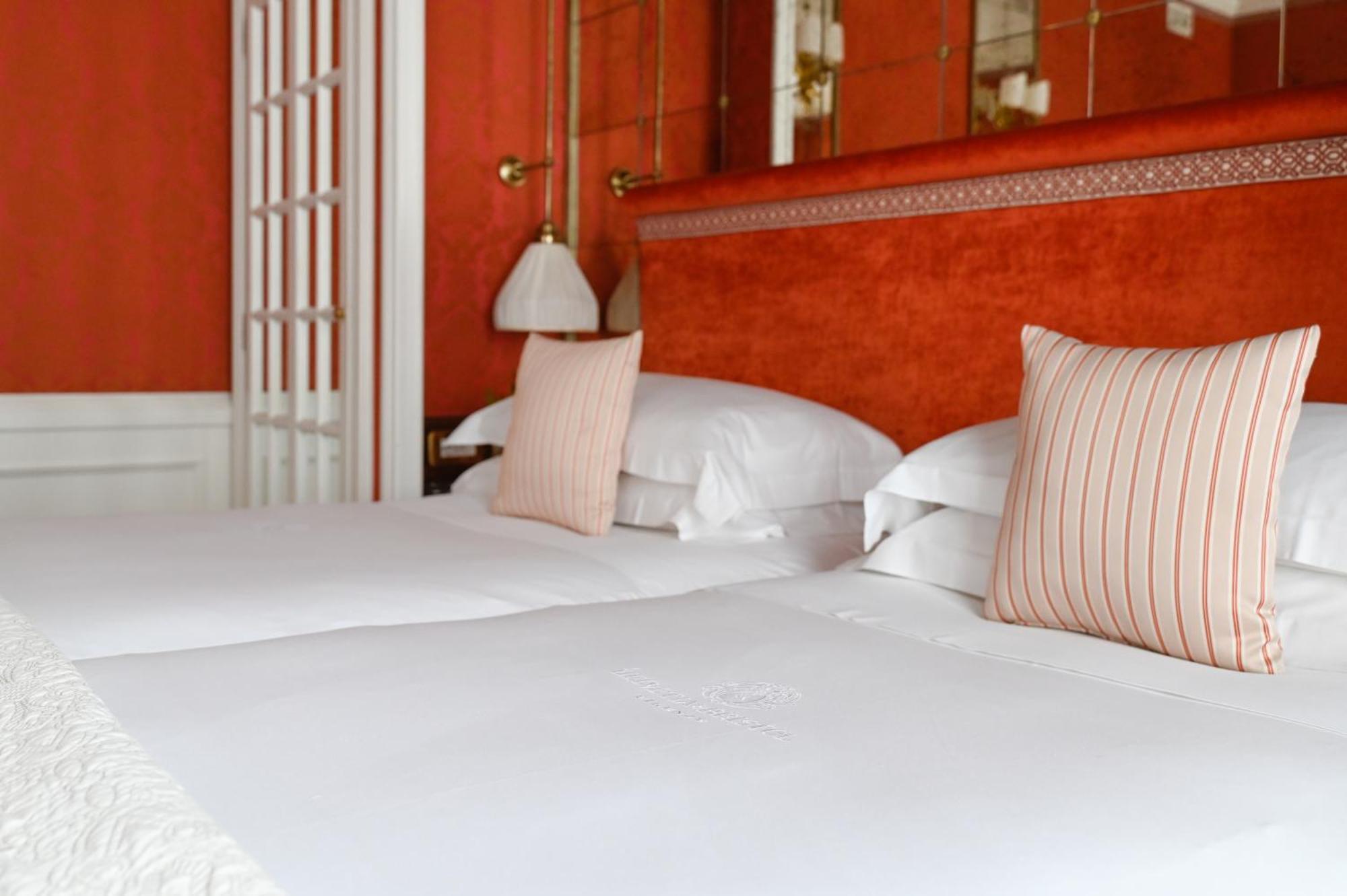 Helvetia&Bristol Firenze - Starhotels Collezione Eksteriør bilde A bed with pillows